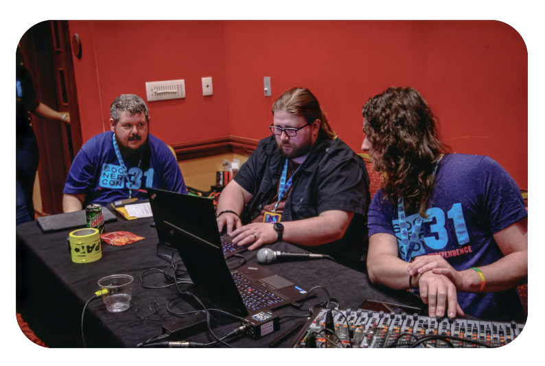 Soonrcon volunteer working together on AV logistics